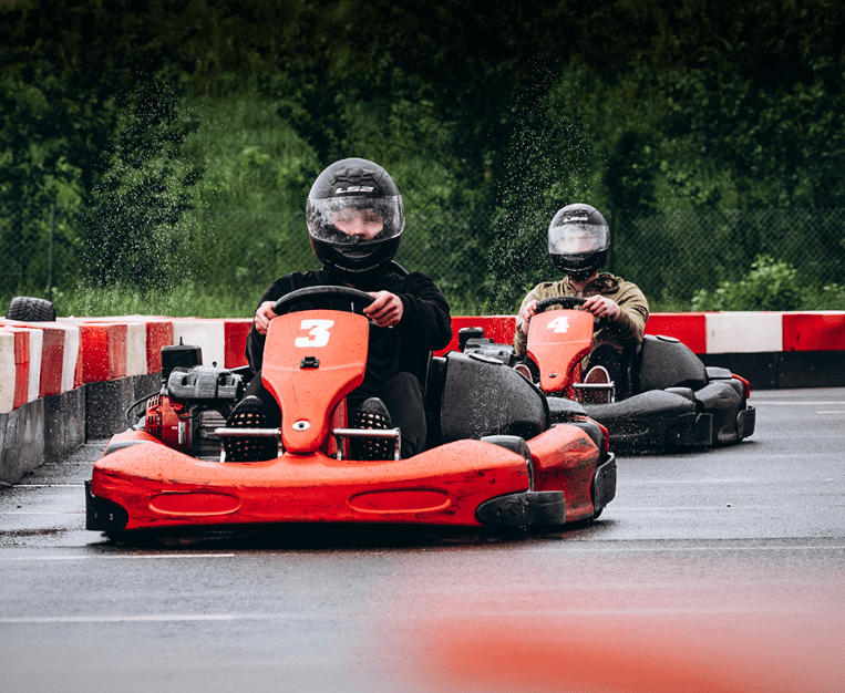 Obrazek dwóch panów w pojazdach